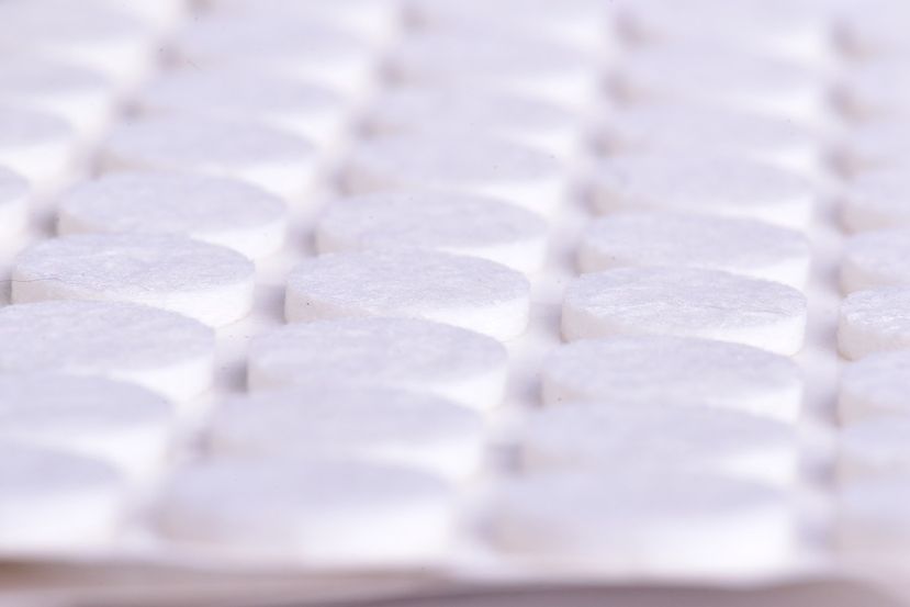 Self-adhesive felt pads - white